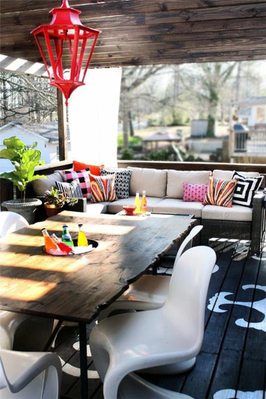 medinis-sodo stalas-didelis-stalas-spalvingas-dekoratyvinis pagalvėlės