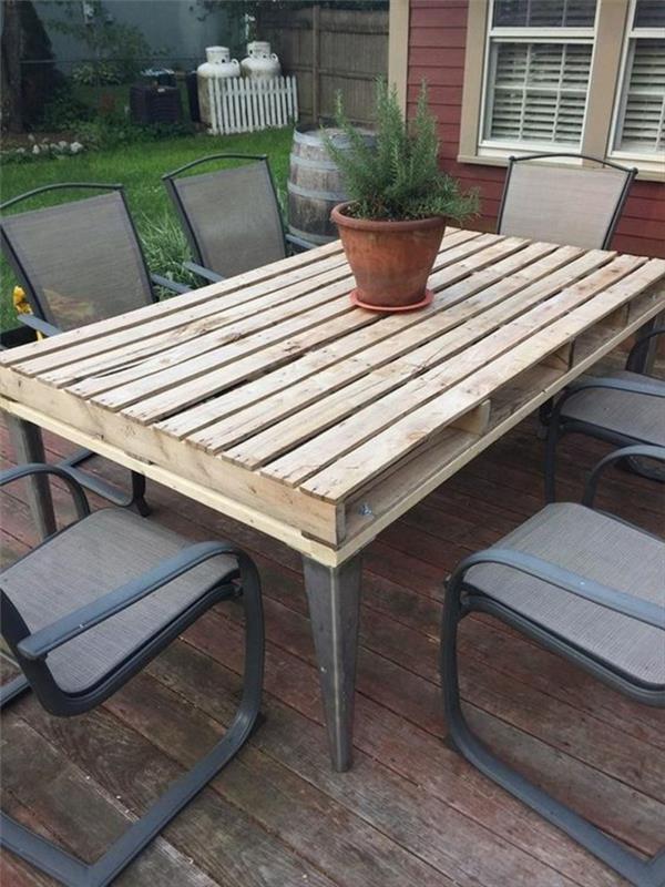 sodo baldai, padėklų sodo stalas, pastelinės pilkos spalvos metalinės kėdės, rudas puodas su žaliu augalu ant stalo, paprastas prašmatnus sodas