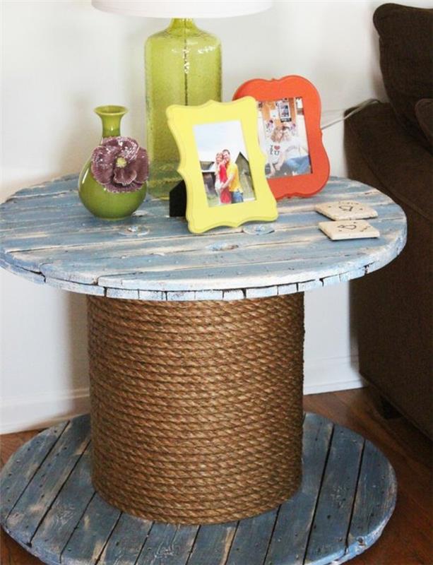 lesena mizica za serviranje, obrabljen videz, ovita vrv, okras svetilke z lastnimi rokami, okvirji za fotografije, majhna zelena vaza