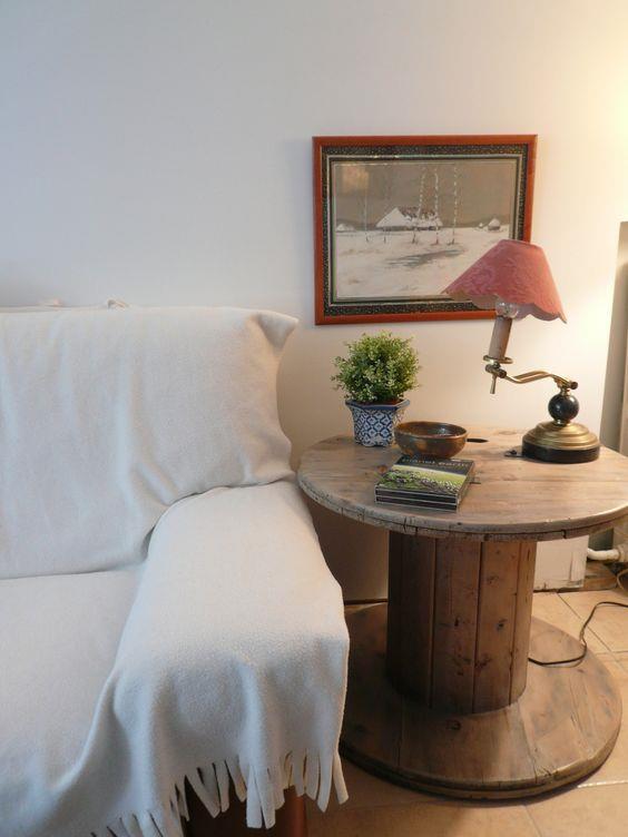 beyaz kanepe, servis masası dekoru, eski lamba, bitki, siyah beyaz fotoğraf duvar dekorasyonu, kahverengi fayans