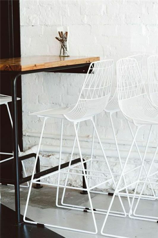 mutfak-yüksek masa-beyaz-tuğla-duvar-teneke-sandalye-masif-ahşap-masa