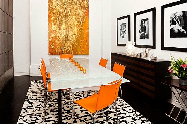 beli lakirani mizi in oranžni stoli