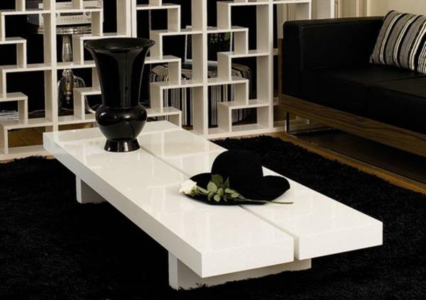 belo-lakirane mize in črni elementi notranjosti