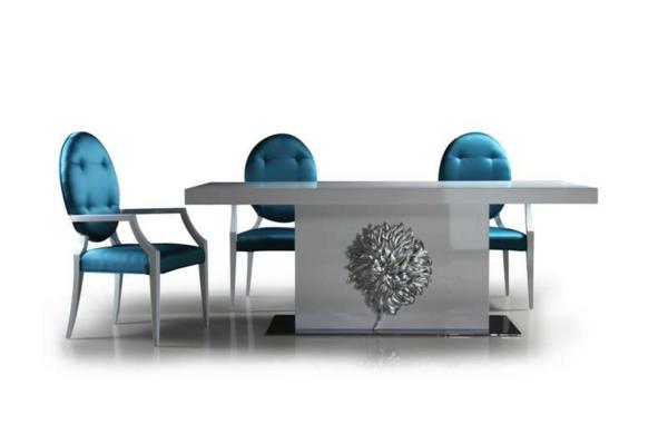 beyaz lake masa ve üç mavi sandalye