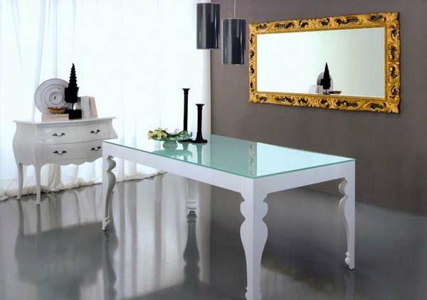 ogledalo z belo lakirano mizo in zlatim okvirjem
