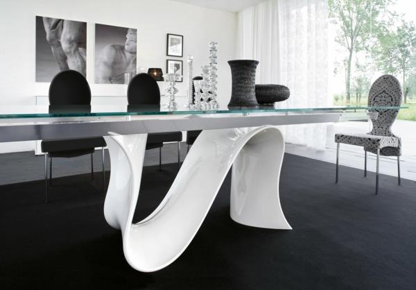 belo lakirana miza in črna preproga
