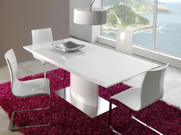 belo-lakirana miza-na-vijolična-preproga
