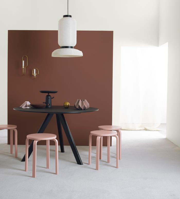 svetainės išdėstymas su ruda siena ir baltomis lubomis, apdaila milteliai rožiniais baldais