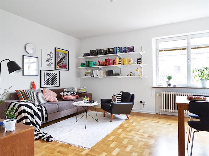 paprasta skandinaviška svetainė ir pigus švediškas dekoras su dizainerių baldais