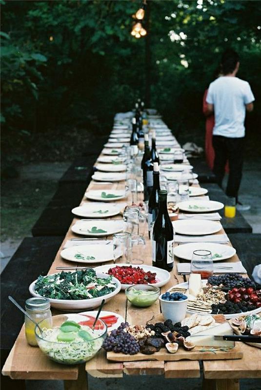 piknik-ahşap-masa-set-of-yeşil-ağaçlar-ahşap-masa-ağaçlar-in-the-bahçe