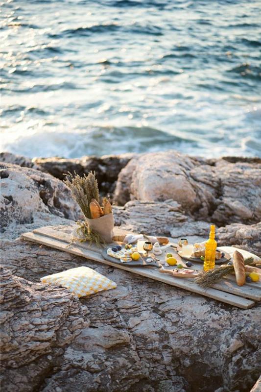 piknik-masa-sahil-güzel-görünüm-ahşap-masa-çiçekler-piknik-masasında