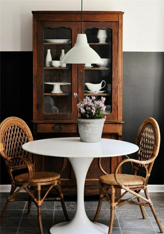 leseni stol z mizami iz tulipanov-siva-tla-lestenec-spalnica-polna svetlobe-beli-lestenec