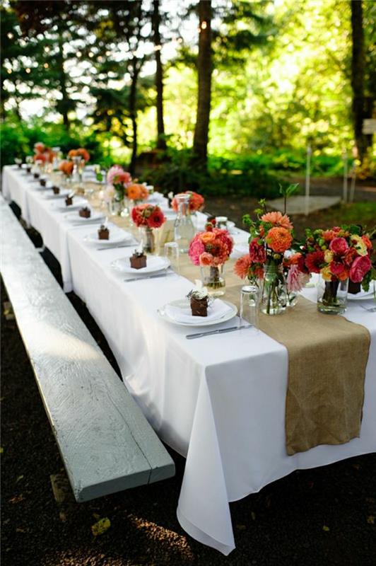 ahşap-piknik-masa-beyaz-masa örtüsü-tatlı-çiçek-masa-koşucu