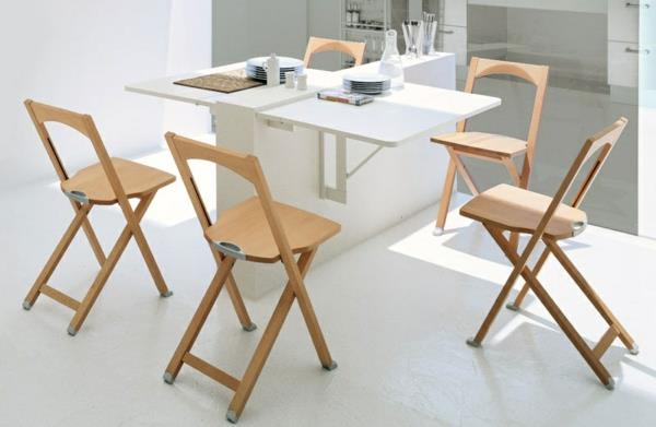 zložljivi-kuhinjski-miza-in-leseni-zložljivi stoli