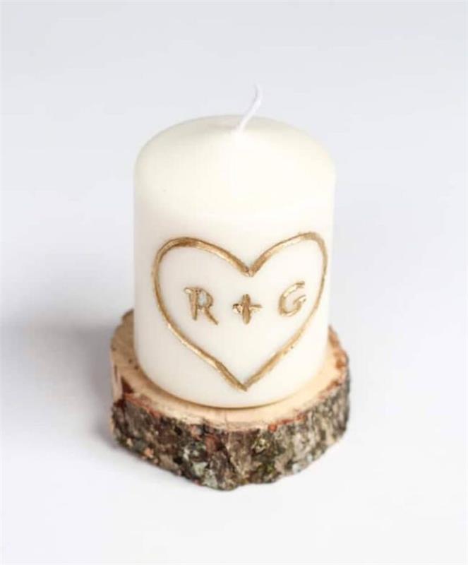 romantiškas stalas Valentino dienai žvakė, išraižyta inicialais