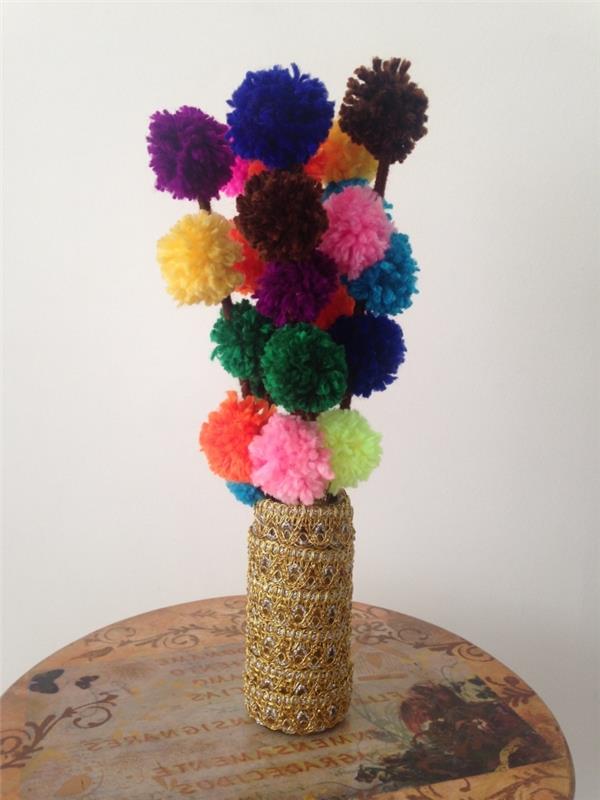 iç mekan için dekoratif obje, kendin yap deko, renkli yün toplarından yapılmış çiçek buketli vazo