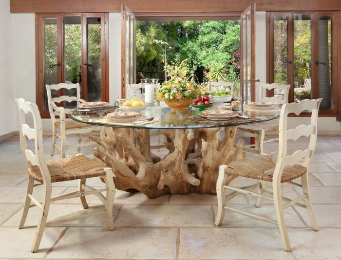 okrogla miza-iz-stekla in lesa-kuhinjski stoli-iz-masivnega lesa-bež-ploščice