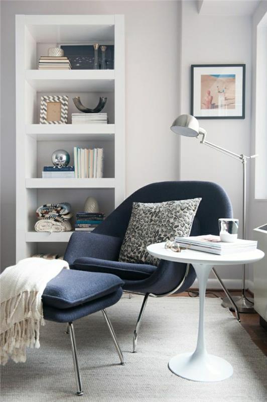 okrogla miza-ikea-bela-bež-preproga-modri-fotelj-modri-stolček-belo-leseno pohištvo