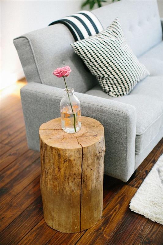 majhna dnevna miza s kosom lesa