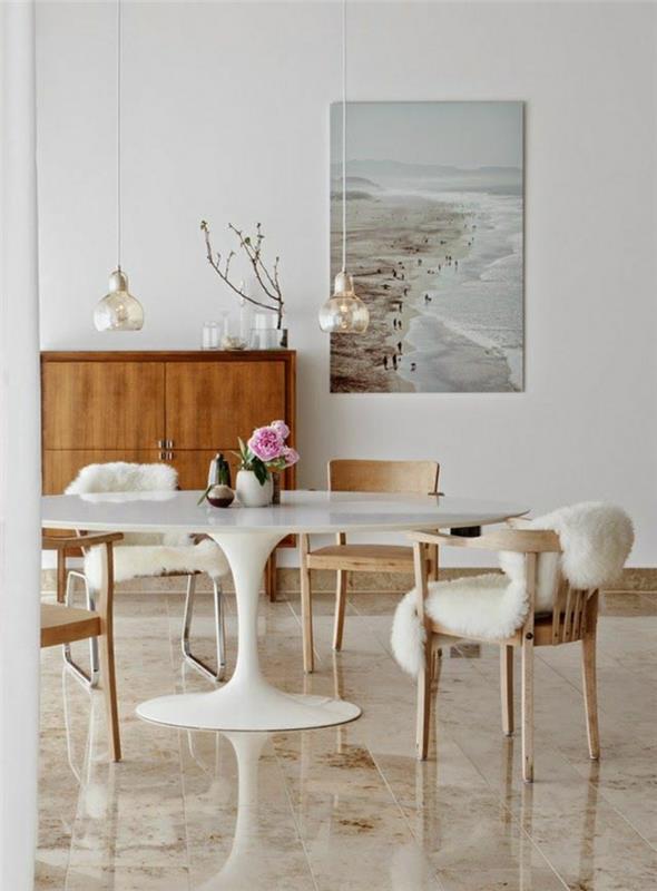 miza-saarinen-ploščice-pohištvo-rože-na-beli-mizi-dnevna soba