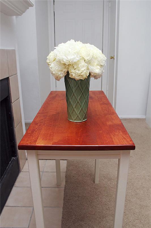 Stalas virtuvėje su vaza pilna baltų gėlių, kokiais dažais perdažyti medinę spintelę, spintelės perdarymas