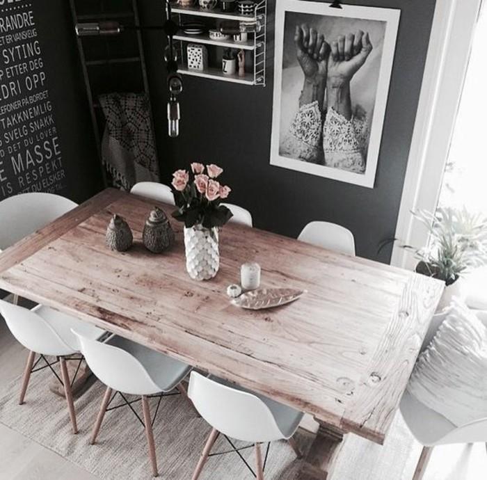 ucuz-yemek masası-ışıklı-ahşap-siyah-duvarlar-plastik-sandalyeler