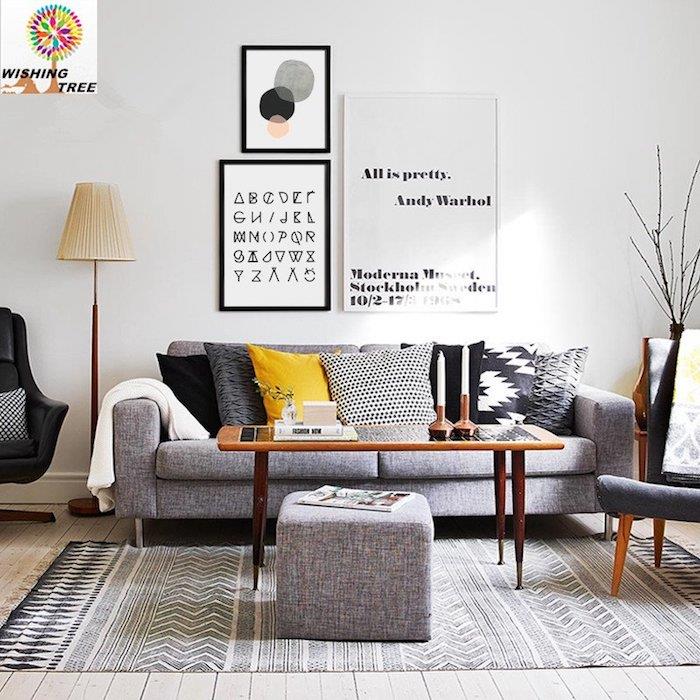 Svetainė su patogia sofa, geltona pagalvėlė sukuria originalų vizualizacijos stalą ant sienos tiesiai su personalizuota nuotraukų rėmelių idėja