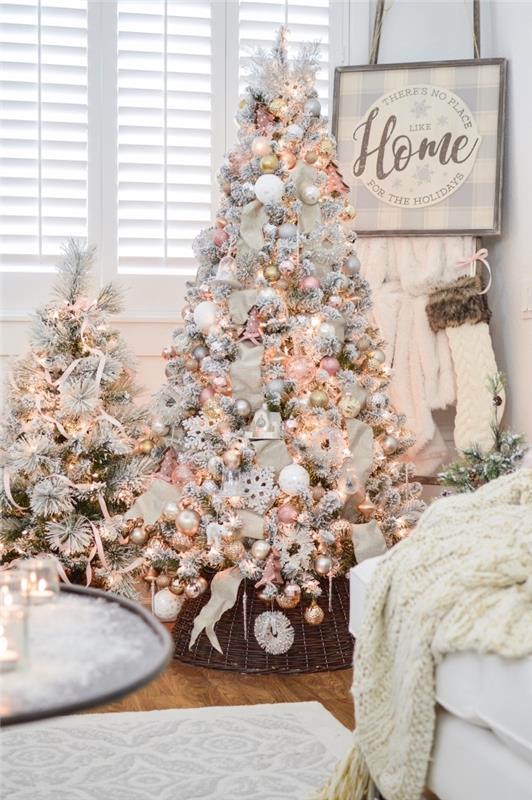 modern ve göz alıcı bir kız odası için ne Noel ağacı, pembe ve beyaz toplarla süslenmiş Noel ağacı modeli