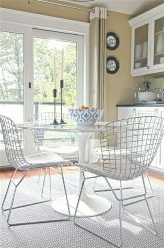 miza iz tulipanov-beli-stoli-siva-preproga-bela-plastika-miza-beli-železni stol