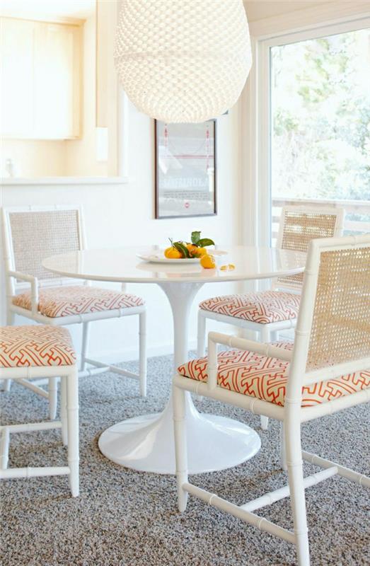 miza iz tulipanov-beli-stoli-siva-preproga-bela-plastika-miza-beli-stol-bela-stena