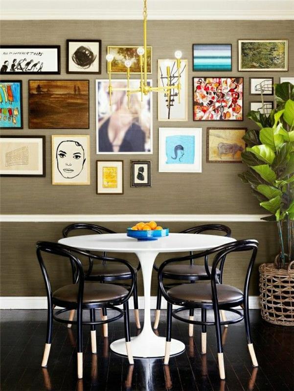 miza iz tulipanov-črni-stoli-črna-parket-stena-siva-stena-slika-bela-miza iz plastike
