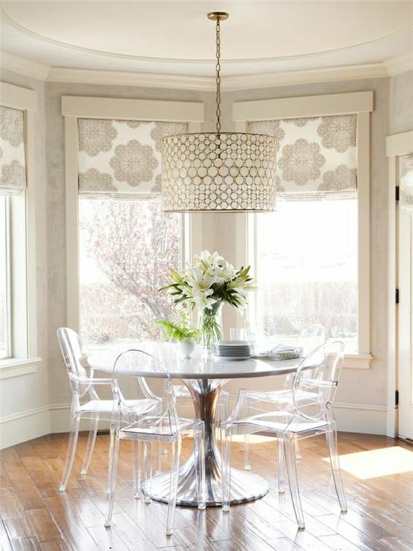 miza iz tulipanov-prozorna-cvetlični stoli-na-veliki-lesena-tla-okenska miza