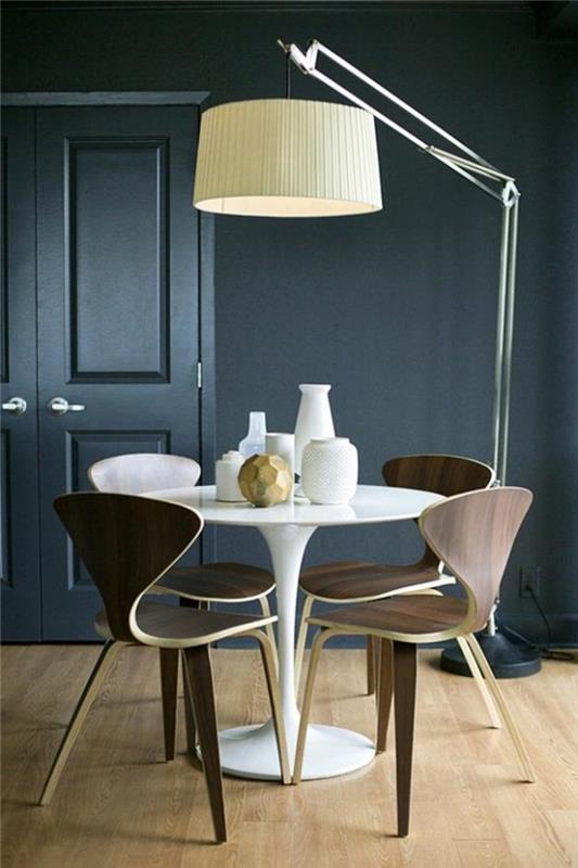 balto plastiko-tulpių stalas-šviesus parketas-grindys-tamsios medienos kėdė-tamsiai mėlyna-svetainė