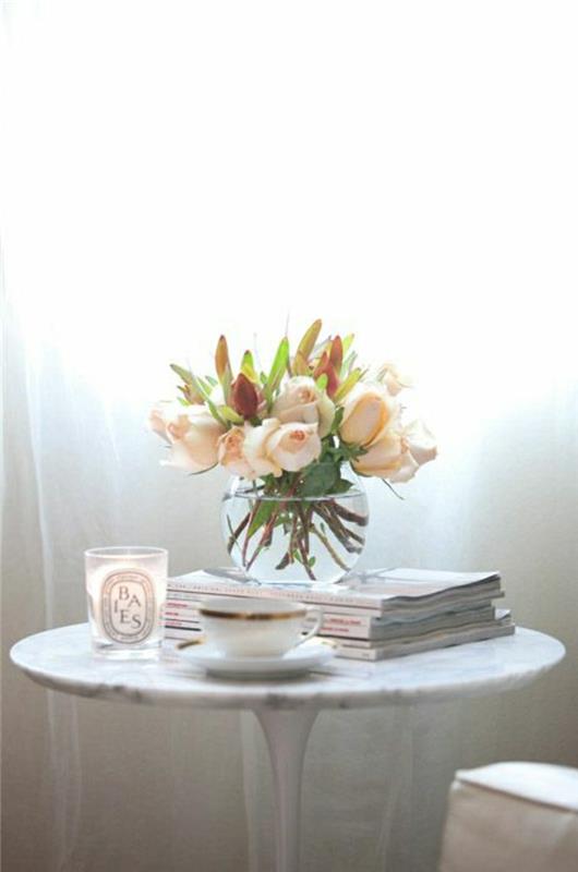 miza iz tulipanov-beli-marmor-rože-na-dolgi-bele-zavese-miza-cocoon-room
