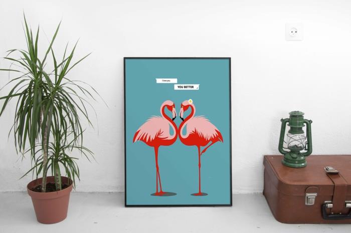 slikanje flaminga z dvema flamingosoma, tanek črni okvir, rožnati flamingi na zemeljsko olje, tropski dekor, bele stene, starinski rjav kovček
