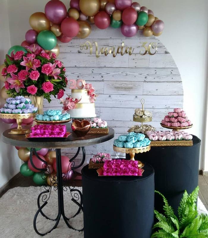 30 metų puošmena ryškiomis spalvomis, idėja moters gimtadienio kampeliui su stilingų balionų ir šviežių gėlių puošmena