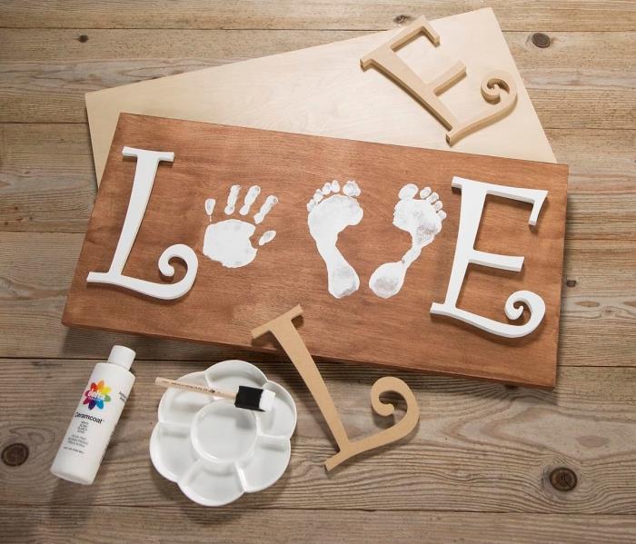kako narediti leseno sliko ali okvir za dojenčke za mamo, ideja o dekorativnem predmetu z belo barvo in črkami