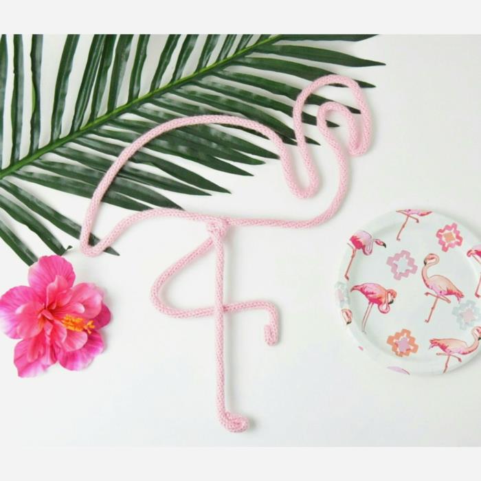 flamingo v preji iz roza vrvi, palmovi listi, bela jed z rožnatimi flamingi, tropski tahitijski list v barvi fuksije, okras flaminga