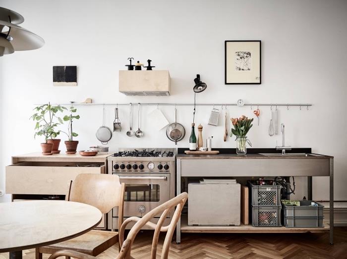 kuhinjsko pohištvo, kuhinjsko pohištvo iz svetlega lesa, lesena tla z belo barvo za stene