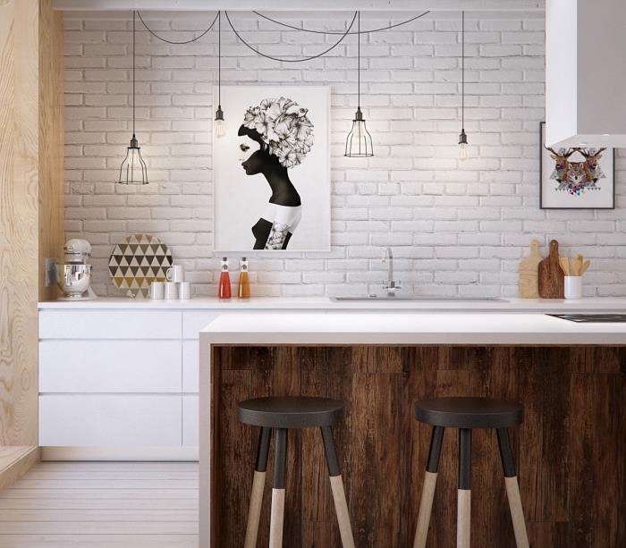 skandinavsko pohištvo, bela kuhinjska postavitev s pohištvom brez ročajev in industrijskimi svetilkami