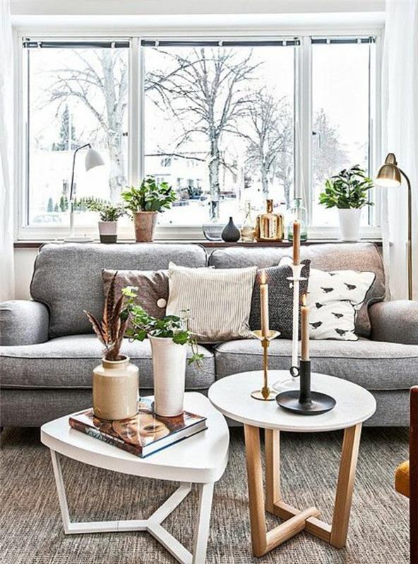 kavos staliukai-lizdai-baltame-medyje-ir-šviesiai-mediniai kilimai-svetainė-pilka sofa