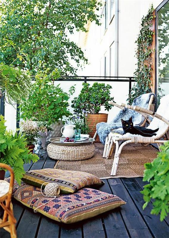 kara kedi-açık-ahşap-alçak bahçe masaları
