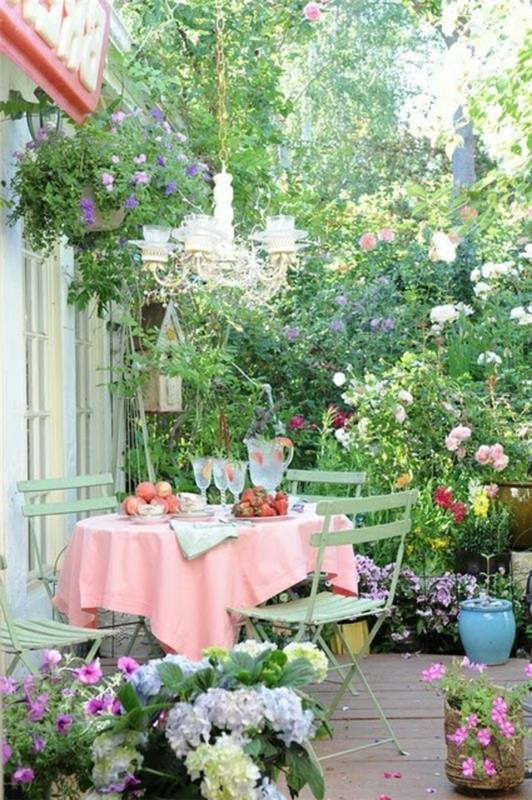 sodo stalai-kaltinės-kėdės-žalia-staltiesė-rožinės gėlės