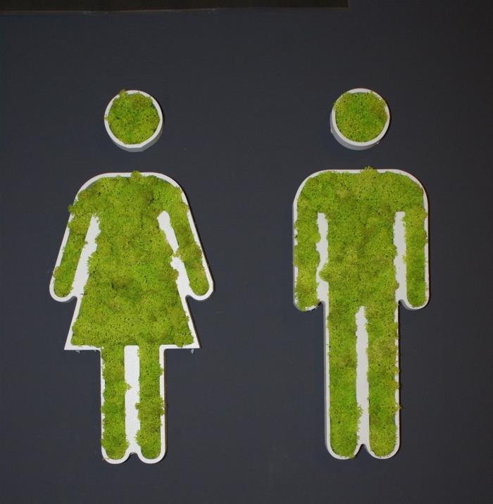 iç yeşil duvar, bayan ve erkek tuvaletlerini gösteren raflar, yeşil yosunlu figürler, eğlenceli dekoratif çözüm