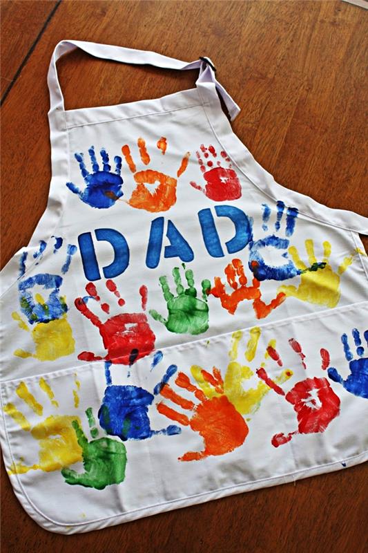 Farklı renklerde el baskıları ile kişiye özel beyaz önlük boyası, Babalar Günü için ideal, minikler için orijinal Babalar Günü hediyesi