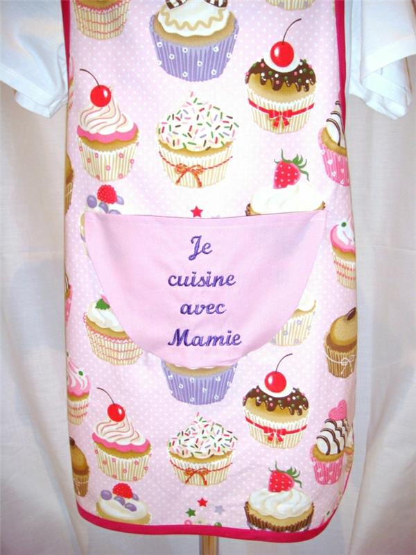prijuostė-personalizuota-siuvinėta-rausvos spalvos-virimo-prijuostė-kūdikio-kepimo-prijuostė