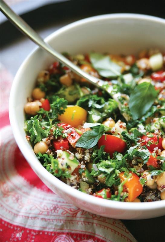originalus vasaros receptas su quinoa, quinoa tabbouleh receptu, su vyšniniais pomidorais ir šviežiomis žolelėmis