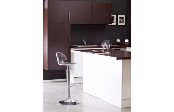 skaidrus-organinis stiklas-dizainas-virtuvė-baro-kėdė