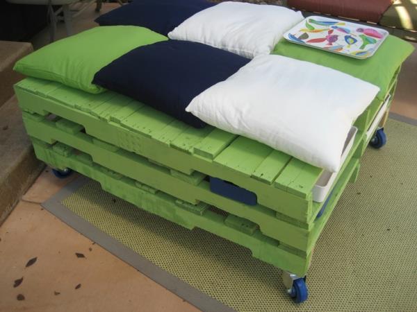 išmatos-baldai-padėkle-žalios pagalvėlės