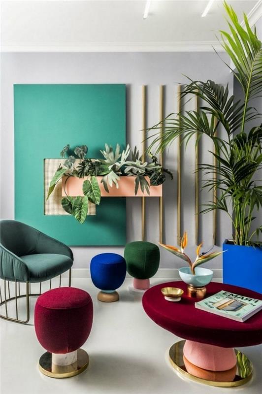 2020 modaya uygun modern bir dekor için renkli kadife mobilyalar, yeşil unsurlarla açık gri duvarlara sahip oda tasarımı